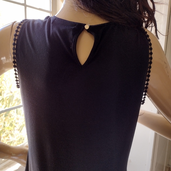 LIZ Claiborne Sleeveless Top with Lace at the Top, Black Color. - Picture 4 of 8